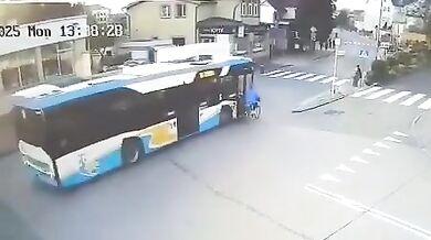 Autobus při předjíždění srazil seniorku na kole