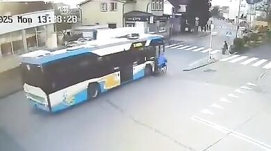 Autobus při předjíždění srazil seniorku na kole