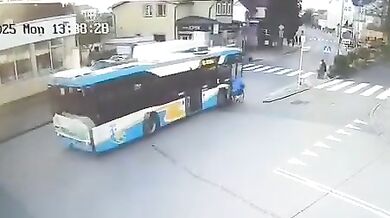 Autobus při předjíždění srazil seniorku na kole