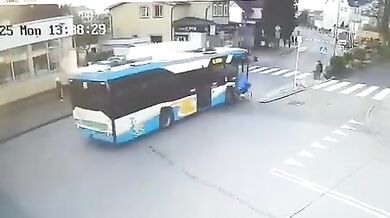 Autobus při předjíždění srazil seniorku na kole