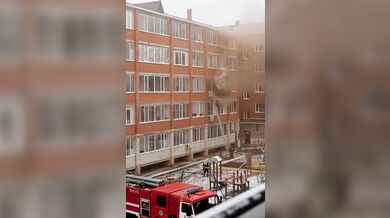 Požár bytu v kazachstánském Uralsku vyvolal silnou explozi