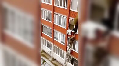 Požár bytu v kazachstánském Uralsku vyvolal silnou explozi