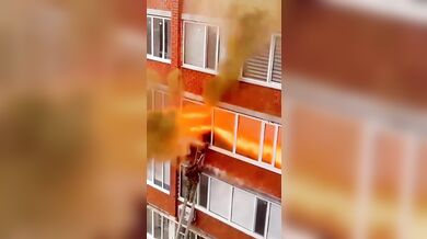 Požár bytu v kazachstánském Uralsku vyvolal silnou explozi