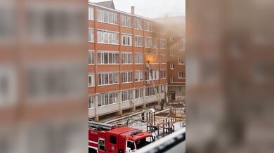 Požár bytu v kazachstánském Uralsku vyvolal silnou explozi