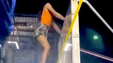 Twerking na basketbalovém koši skončilo pádem