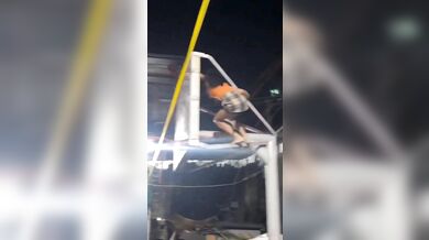 Twerking na basketbalovém koši skončilo pádem