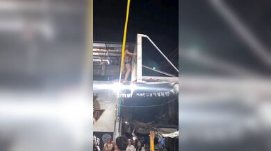 Twerking na basketbalovém koši skončilo pádem