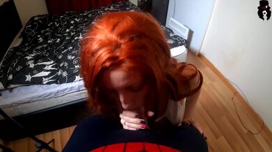 Cosplay manželka rajtuje na Spider-Manově péru