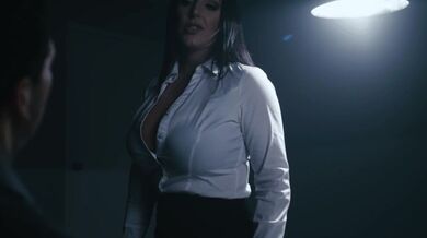 Vyšetřující agentka z něj dostane pravdu za každou cenu