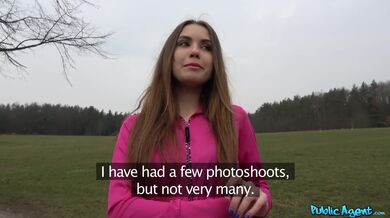 Ošukal jsem tuhle žhavou tmavovlasou běžkyni v lese