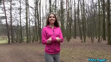 Ošukal jsem tuhle žhavou tmavovlasou běžkyni v lese