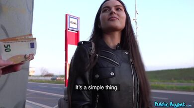 Roztomilá ruská vysokoškolačka se nechá venku přemluvit k šukačce