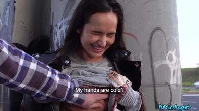 Roztomilá ruská vysokoškolačka se nechá venku přemluvit k šukačce