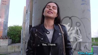 Roztomilá ruská vysokoškolačka se nechá venku přemluvit k šukačce