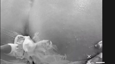 Jestli nepůjdeme ven, musím si hrát s tvým velkým penisem