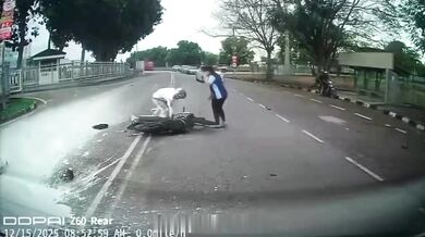 Nelegální otočka přes plné čáry skončila nehodou: Skútrař skončil celý od bílé barvy