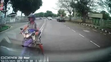 Nelegální otočka přes plné čáry skončila nehodou: Skútrař skončil celý od bílé barvy