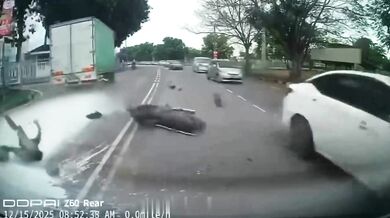 Nelegální otočka přes plné čáry skončila nehodou: Skútrař skončil celý od bílé barvy