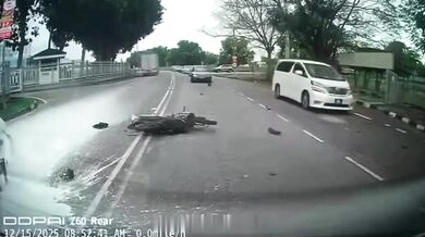 Nelegální otočka přes plné čáry skončila nehodou: Skútrař skončil celý od bílé barvy