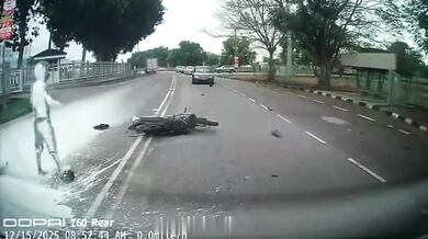 Nelegální otočka přes plné čáry skončila nehodou: Skútrař skončil celý od bílé barvy