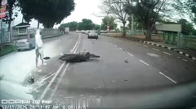 Nelegální otočka přes plné čáry skončila nehodou: Skútrař skončil celý od bílé barvy