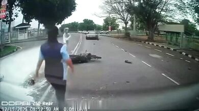 Nelegální otočka přes plné čáry skončila nehodou: Skútrař skončil celý od bílé barvy