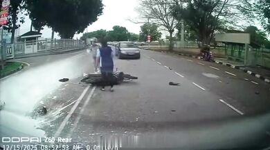 Nelegální otočka přes plné čáry skončila nehodou: Skútrař skončil celý od bílé barvy