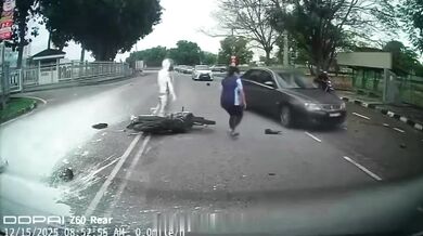 Nelegální otočka přes plné čáry skončila nehodou: Skútrař skončil celý od bílé barvy