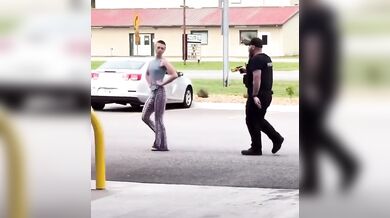 Žena kladla odpor policistovi, ten ji zpacifikoval taserem