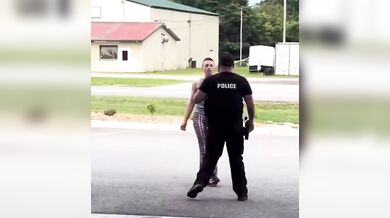 Žena kladla odpor policistovi, ten ji zpacifikoval taserem