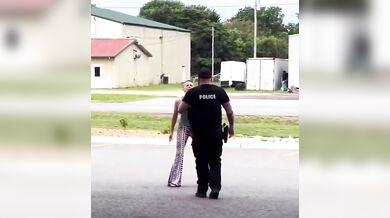 Žena kladla odpor policistovi, ten ji zpacifikoval taserem