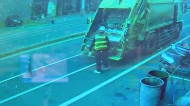 Opilý řidič zabil mladou popelářku při práci u silnice