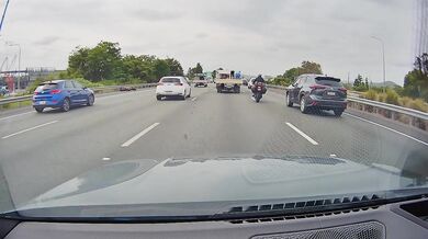 Road rage: Řidič osobního vozidla doslova vytlačil motorkáře ze silnice