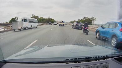 Road rage: Řidič osobního vozidla doslova vytlačil motorkáře ze silnice