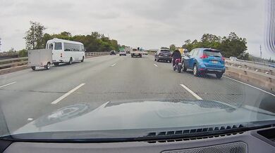 Road rage: Řidič osobního vozidla doslova vytlačil motorkáře ze silnice