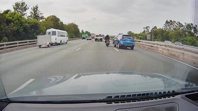 Road rage: Řidič osobního vozidla doslova vytlačil motorkáře ze silnice