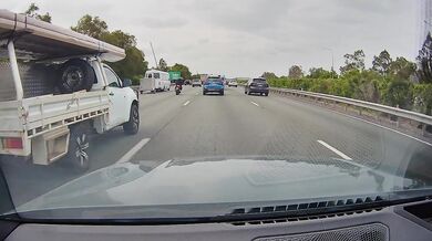 Road rage: Řidič osobního vozidla doslova vytlačil motorkáře ze silnice