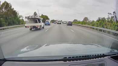 Road rage: Řidič osobního vozidla doslova vytlačil motorkáře ze silnice