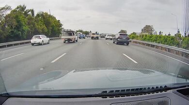 Road rage: Řidič osobního vozidla doslova vytlačil motorkáře ze silnice