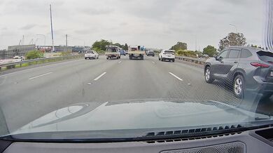 Road rage: Řidič osobního vozidla doslova vytlačil motorkáře ze silnice