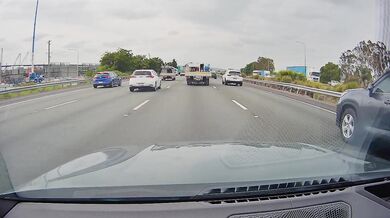 Road rage: Řidič osobního vozidla doslova vytlačil motorkáře ze silnice