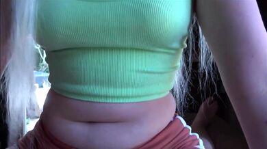 Moje nevlastní sestra mi dává k narozeninám svou kundu!