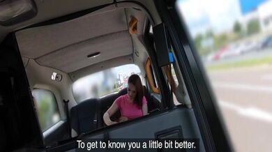 Cestující s velkými prsy to chce v taxíku