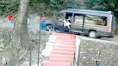 Turisté málem sjeli s vozidlem do hluboké rokle