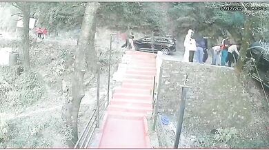 Turisté málem sjeli s vozidlem do hluboké rokle