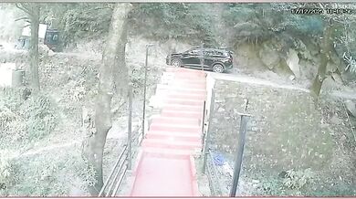 Turisté málem sjeli s vozidlem do hluboké rokle