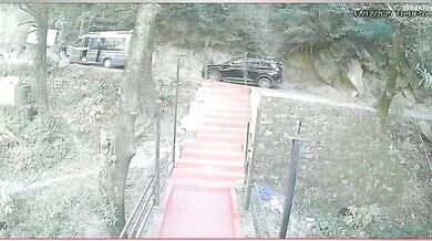 Turisté málem sjeli s vozidlem do hluboké rokle