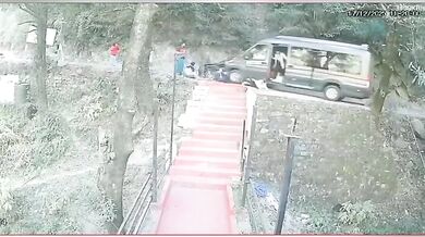 Turisté málem sjeli s vozidlem do hluboké rokle