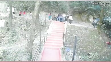 Turisté málem sjeli s vozidlem do hluboké rokle