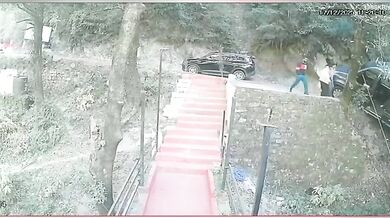 Turisté málem sjeli s vozidlem do hluboké rokle